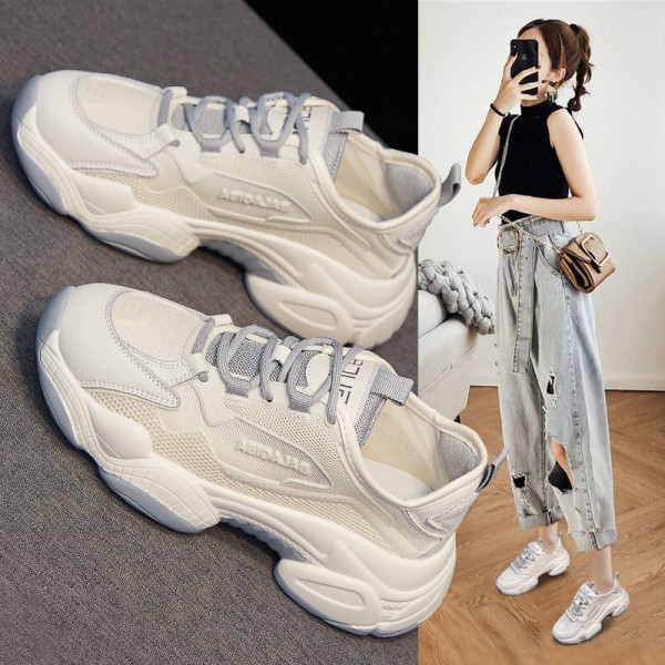 Γυναικεία αθλητικά παπούτσια σε λευκό χρώμα με τραχιά σόλα και κορδόνια