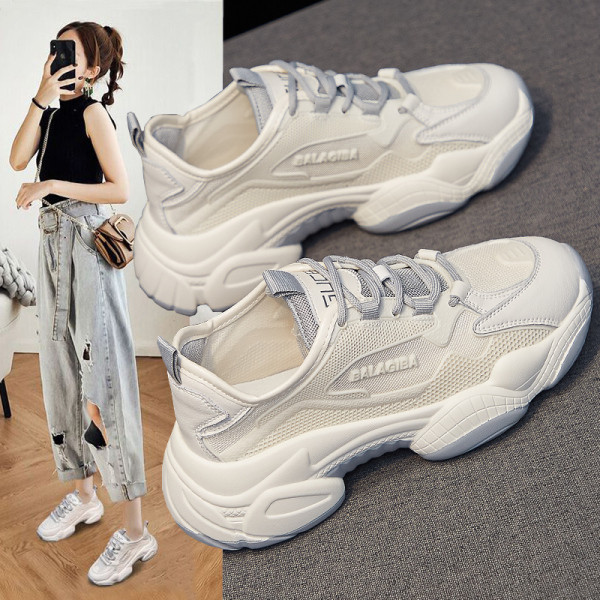 Γυναικεία αθλητικά παπούτσια σε λευκό χρώμα με τραχιά σόλα και κορδόνια