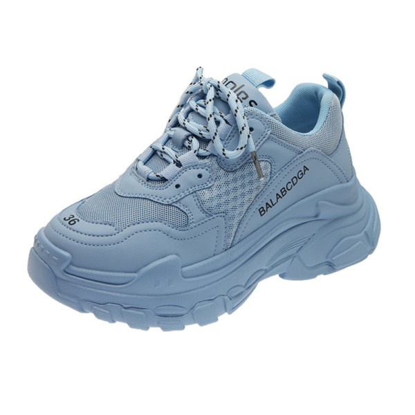 Naiste sporditossud kirja ja võrguga