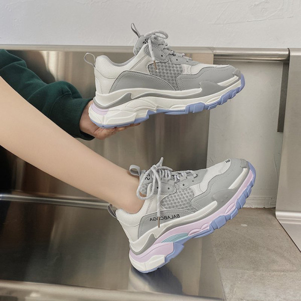 Naiste sporditossud kirja ja võrguga