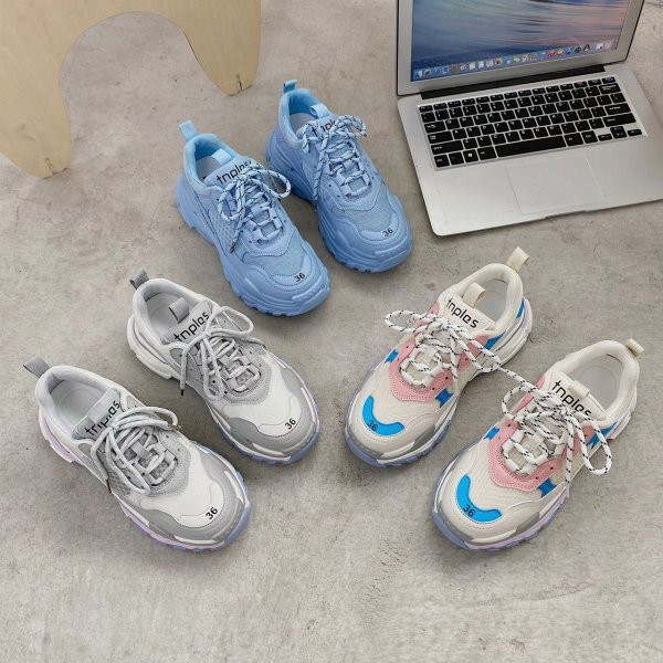 Naiste sporditossud kirja ja võrguga