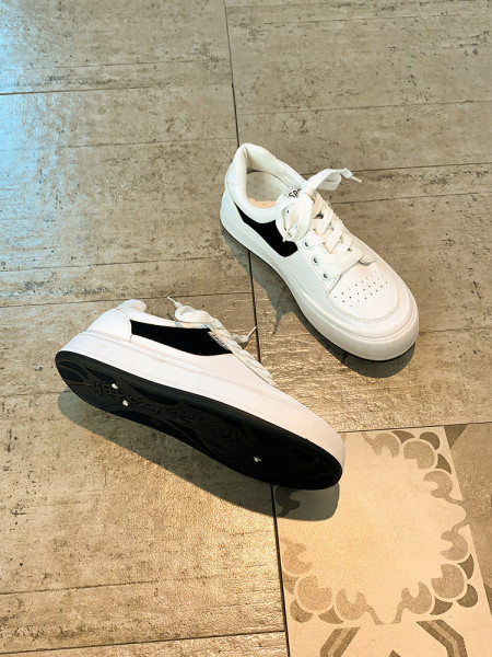 Casual γυναικεία αθλητικά παπούτσια σε μαύρο και άσπρο χρώμα