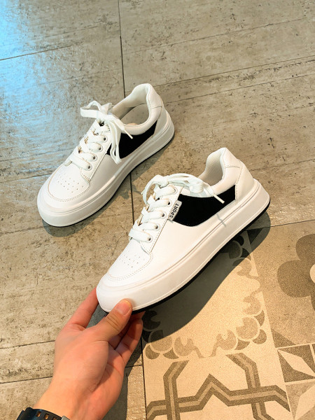 Casual γυναικεία αθλητικά παπούτσια σε μαύρο και άσπρο χρώμα