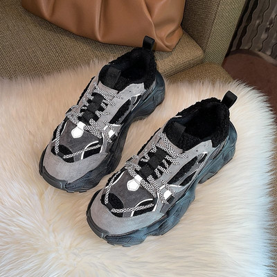 Γυναικεία αθλητικά παπούτσια από οικολογικό σουέτ με ψηλή  σόλα