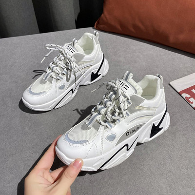 Γυναικεία casual πάνινα παπούτσια σε λευκό και μαύρο χρώμα κατάλληλα για το καλοκαίρι