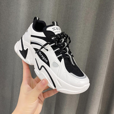 Γυναικεία casual πάνινα παπούτσια σε λευκό και μαύρο χρώμα κατάλληλα για το καλοκαίρι