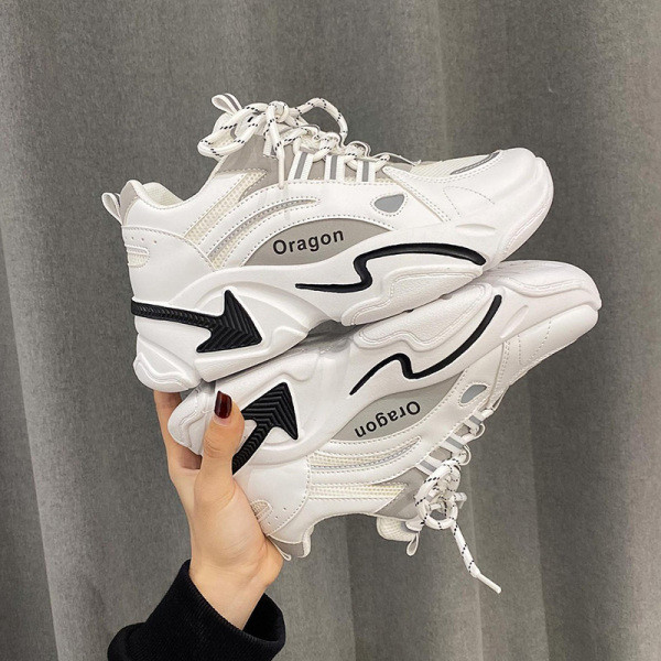 Γυναικεία casual πάνινα παπούτσια σε λευκό και μαύρο χρώμα κατάλληλα για το καλοκαίρι