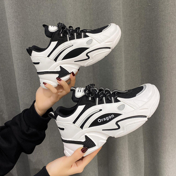 Γυναικεία casual πάνινα παπούτσια σε λευκό και μαύρο χρώμα κατάλληλα για το καλοκαίρι