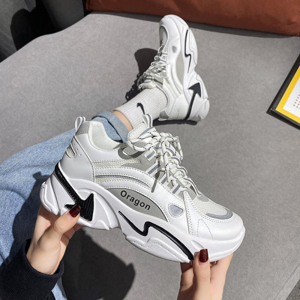 Γυναικεία casual πάνινα παπούτσια σε λευκό και μαύρο χρώμα κατάλληλα για το καλοκαίρι