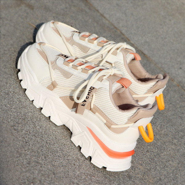 Νέο μοντέλο γυναικεία αθλητικά παπούτσια με τραχιά σόλα σε μπεζ και ροζ χρώμα