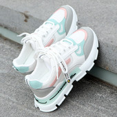 Adidași moderni de damă cu o inscripție în alb și negru