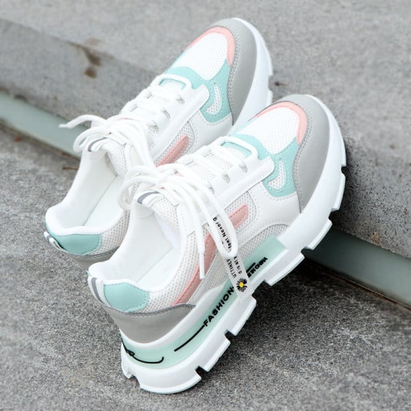 Adidași moderni de damă cu o inscripție în alb și negru