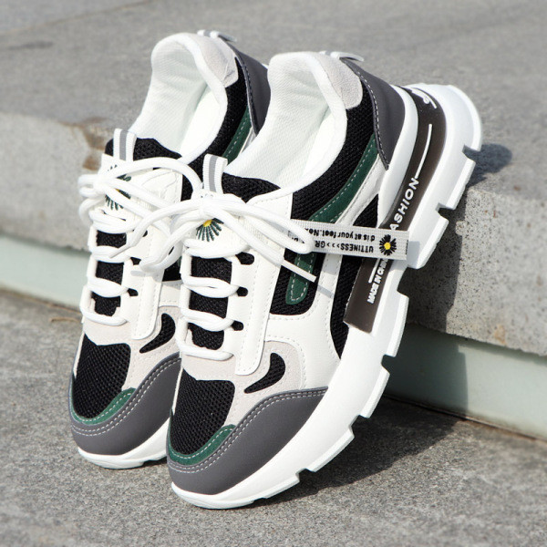 Adidași moderni de damă cu o inscripție în alb și negru