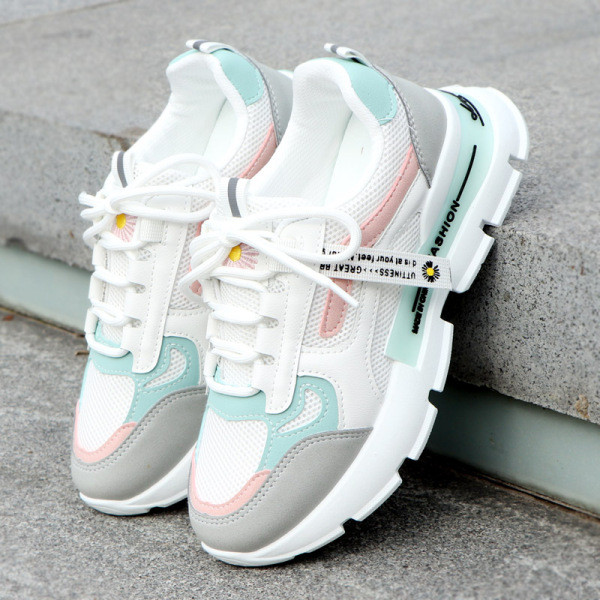 Adidași moderni de damă cu o inscripție în alb și negru