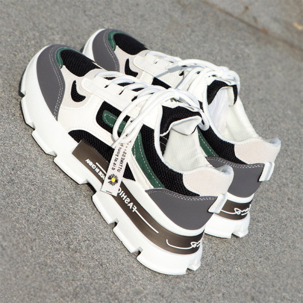 Adidași moderni de damă cu o inscripție în alb și negru