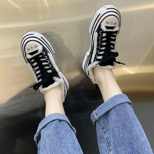 Γυναικεία αθλητικά παπούτσια με ζεστή φόδρα και κορδόνια