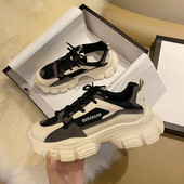 Γυναικεία αθλητικά παπούτσια με τραχιά σόλα και επιγραφή