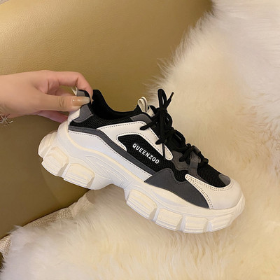 Γυναικεία αθλητικά παπούτσια με τραχιά σόλα και επιγραφή