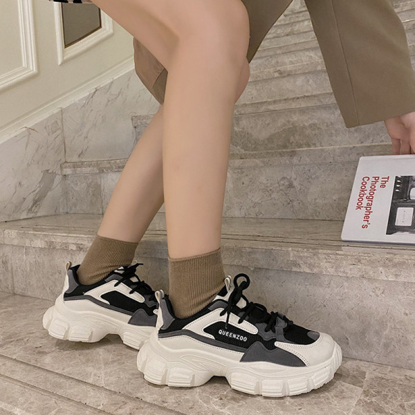 Γυναικεία αθλητικά παπούτσια με τραχιά σόλα και επιγραφή