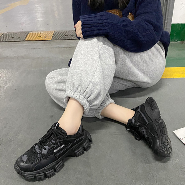 Γυναικεία αθλητικά παπούτσια με τραχιά σόλα και επιγραφή