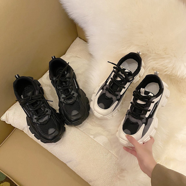 Γυναικεία αθλητικά παπούτσια με τραχιά σόλα και επιγραφή