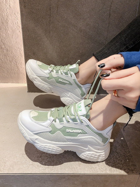 Γυναικεία αθλητικά παπούτσια κατάλληλα για άνοιξη με κορδόνια