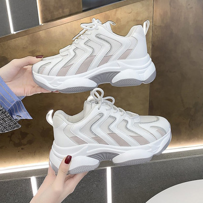 Γυναικεία αθλητικά παπούτσια με κορδόνια και τραχιά σόλα