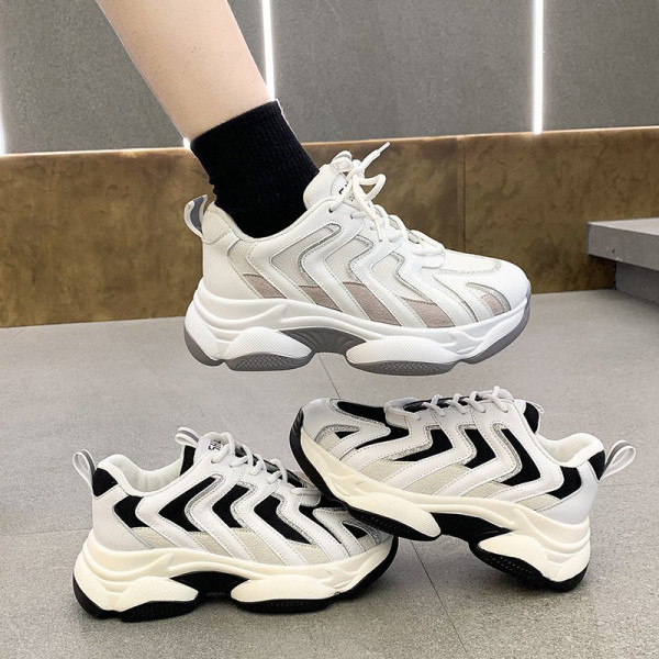 Γυναικεία αθλητικά παπούτσια με κορδόνια και τραχιά σόλα