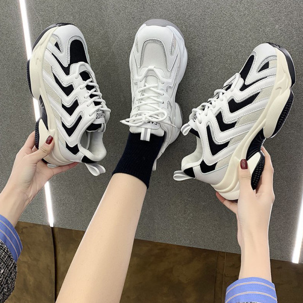 Γυναικεία αθλητικά παπούτσια με κορδόνια και τραχιά σόλα