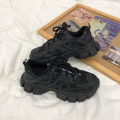 Μοντέρνα αθλητικά παπούτσια για γυναίκες με τραχιά σόλα