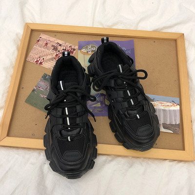 Μοντέρνα αθλητικά παπούτσια για γυναίκες με τραχιά σόλα