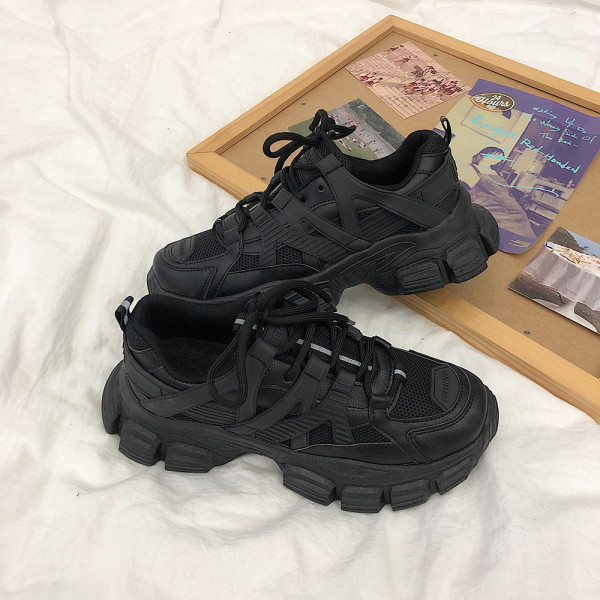 Μοντέρνα αθλητικά παπούτσια για γυναίκες με τραχιά σόλα