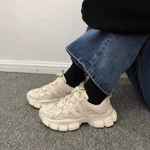 Μοντέρνα αθλητικά παπούτσια για γυναίκες με τραχιά σόλα