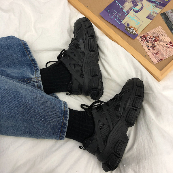 Μοντέρνα αθλητικά παπούτσια για γυναίκες με τραχιά σόλα