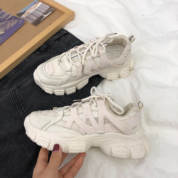 Μοντέρνα αθλητικά παπούτσια για γυναίκες με τραχιά σόλα