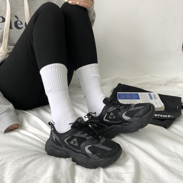 Νέο μοντέλο σπορτέξ για γυναίκες με τραχιά σόλα