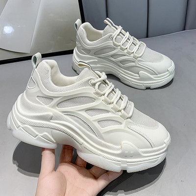 Γυναικεία αθλητικά παπούτσια σε λευκό και μπεζ χρώμα