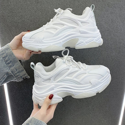 Γυναικεία αθλητικά παπούτσια σε λευκό και μπεζ χρώμα