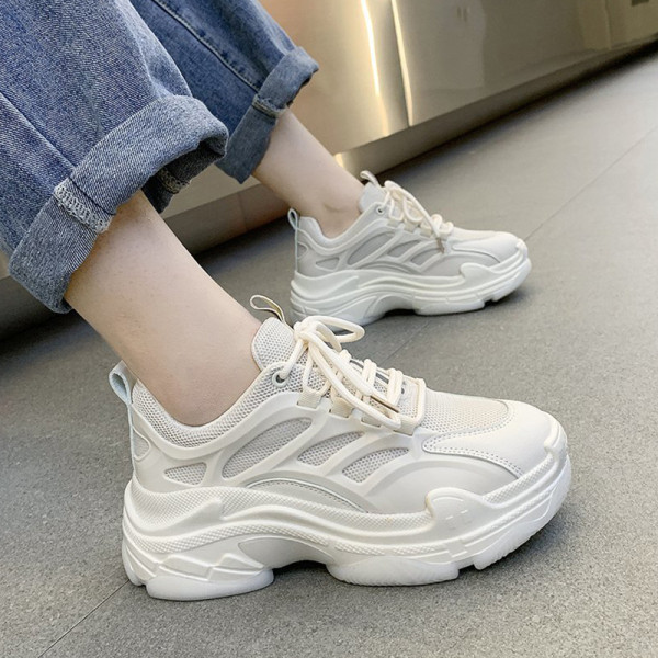 Γυναικεία αθλητικά παπούτσια σε λευκό και μπεζ χρώμα