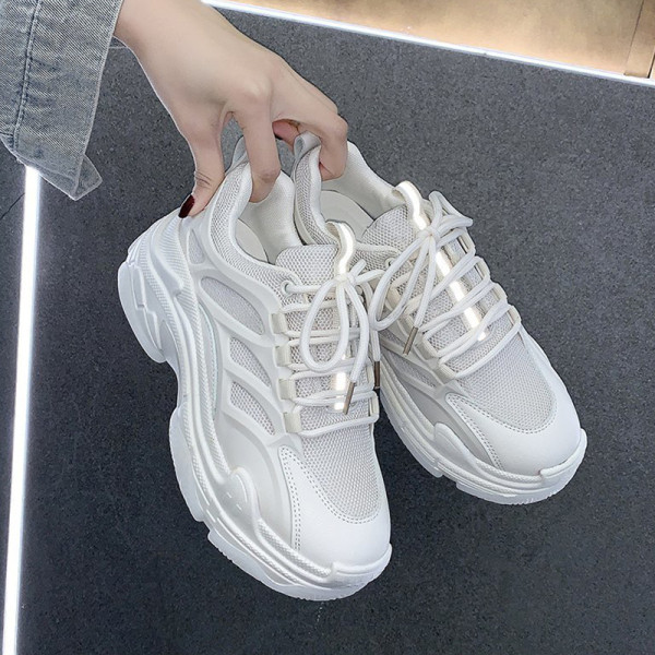 Γυναικεία αθλητικά παπούτσια σε λευκό και μπεζ χρώμα