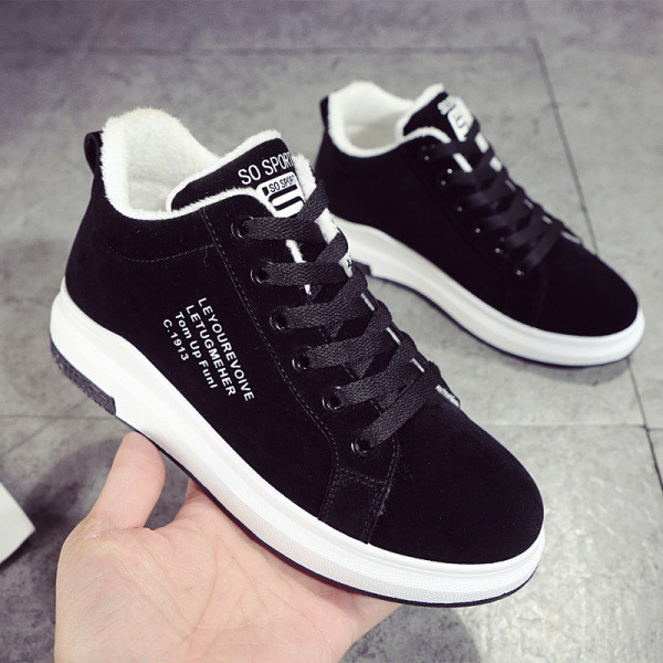 Νέο μοντέλο γυναικεία αθλητικά παπούτσια με επίπεδη σόλα και επιγραφή