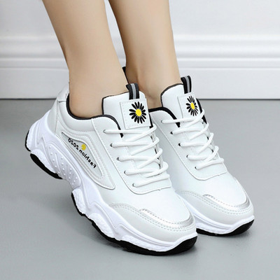 Ženske sportske tenisice od umjetne kože s printom tratinčica