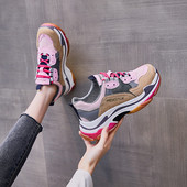 Πολύχρωμα γυναικεία αθλητικά παπούτσια με επιγραφή και ψηλή σόλα
