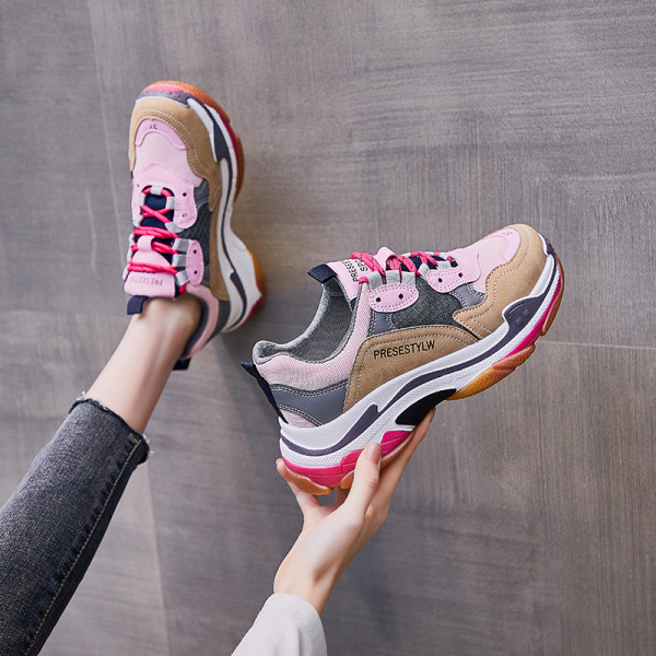Πολύχρωμα γυναικεία αθλητικά παπούτσια με επιγραφή και ψηλή σόλα