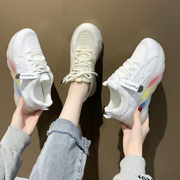 Γυναικεία αθλητικά παπούτσια με κορδόνια και χρωματιστή σόλα