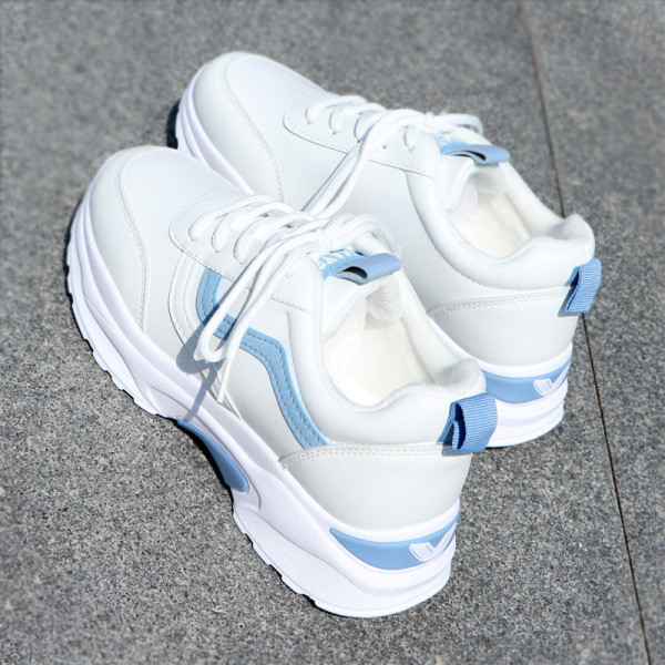 Modernūs moteriški sportbačiai grubiu padu ir minkštu pamušalu