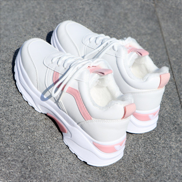 Modernūs moteriški sportbačiai grubiu padu ir minkštu pamušalu