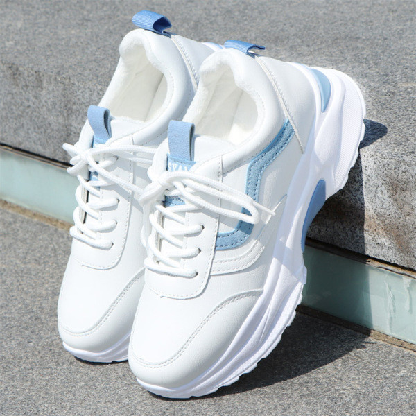 Modernūs moteriški sportbačiai grubiu padu ir minkštu pamušalu