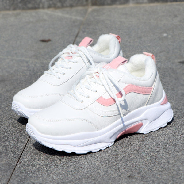 Modernūs moteriški sportbačiai grubiu padu ir minkštu pamušalu