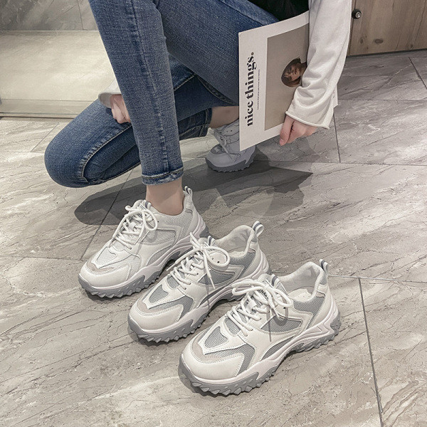 Γυναικεία αθλητικά παπούτσια με κορδόνια 